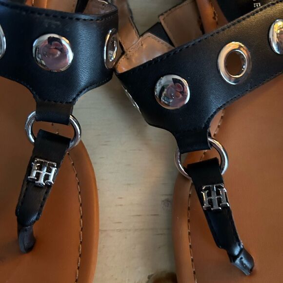 New Tommy Hilfiger Kinlee size 6 block heel black sandal buckle thong - Picture 2 of 6